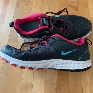 NIKE WOMEN’S RUNNING WILD TRAIL RUN SIZE 9